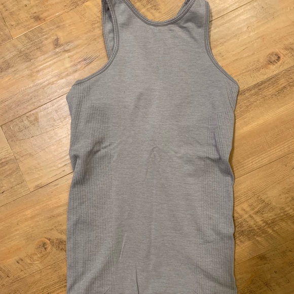 lululemon athletica Tops - Lulu lemon size 4 spin top